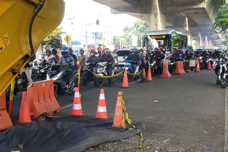 Jalan KH Soleh Iskandar Ambles, Lalu Lintas Macet Sepanjang 2 Km