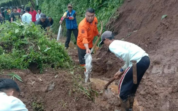 Bandung Barat Diguyur Hujan, Tebing Setinggi 15 Meter Longsor Tutup Jalan
