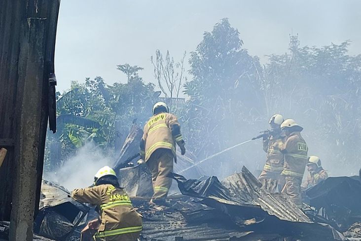 Kebakaran Lapak di Kebon Jeruk, 70 Personel Damkar Dikerahkan