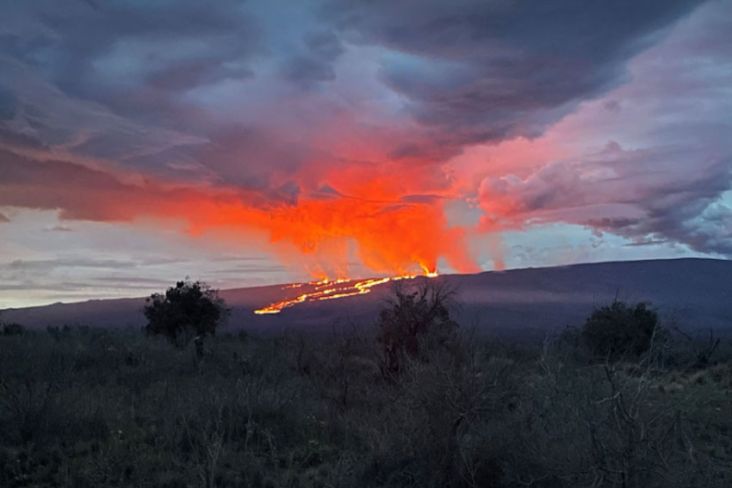 Gunung Berapi Mauna Loa Hawaii Semburkan Lava Setinggi 60 Meter