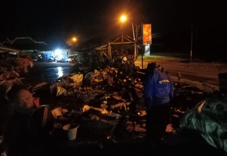 Diduga Korsleting Listrik, 3 Kios Buah di Kopeng Semarang Terbakar
