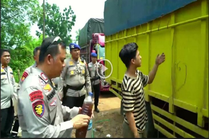 Polisi Amankan 5 Truk Muat Puluhan Ton BBM Ilegal di Dermaga Banyuasin