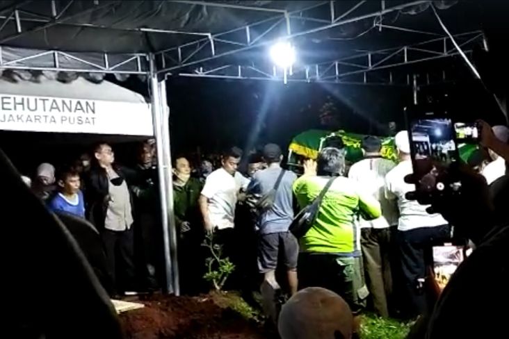 Lantunan Kalimat Tauhid Iringi Pemakaman Ferry Mursyidan Baldan