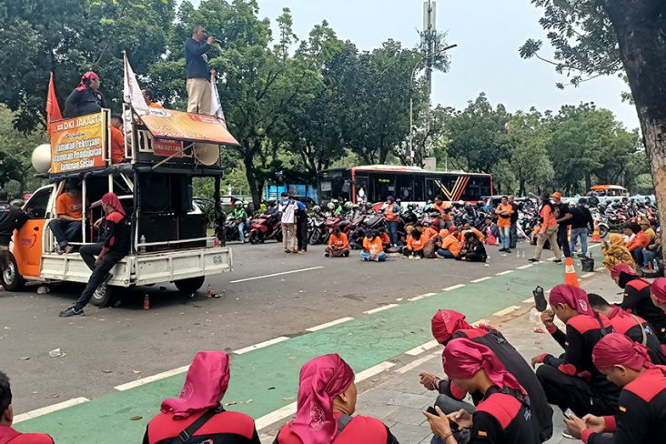 Buruh Demo UMP Rp4,9 Juta, Lalin di Balai Kota Jakarta Macet