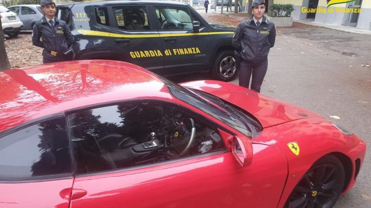 Modifikasi Toyota Menjadi Ferrari, Pria Ini Ditangkap Polisi