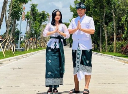 5 Potret Fuji dan Thariq Halilintar Kompak Pakai Baju Adat Bali, Disebut Couple Goals