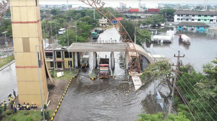 Terendam Banjir Rob, Ini Penampakan Pelabuhan Tanjung Emas Semarang