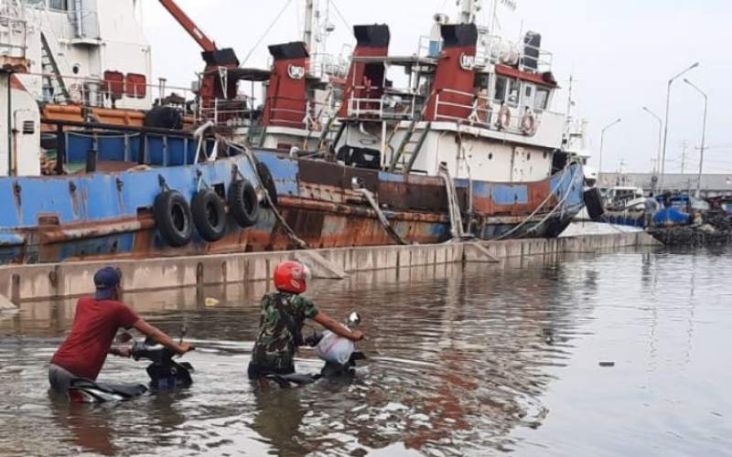Banjir Rob Setinggi 50 Cm Terjang Pelabuhan Tanjung Emas, Listrik Padam