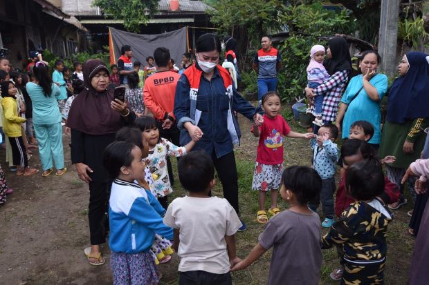 Relawan Pertamina Peduli Gelar Trauma Healing bagi Pengungsi di Posko Utama Desa Mekarsari