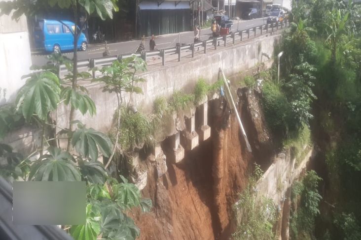 Tembok Penahan Tanah Longsor, Jalan Raya Bogor-Sukabumi Terancam Ambles