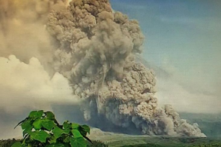PVMBG: Erupsi Gunung Semeru Muntahkan Awan Panas Sejauh 7 Kilometer 