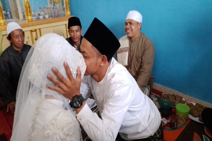 Mengharukan, Pasangan Pengantin Akad Nikah di Lokasi Gempa Cianjur