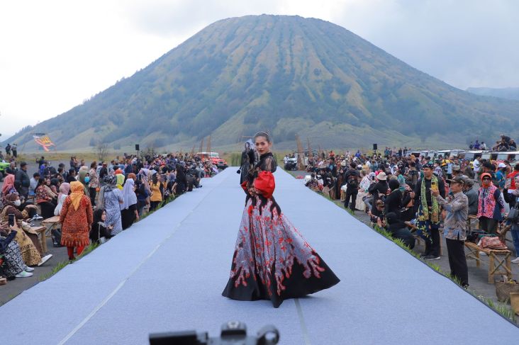 East Java Fashion Harmony di Bromo Promosikan Wastra Batik dan Tenun Khas Jatim ke Dunia