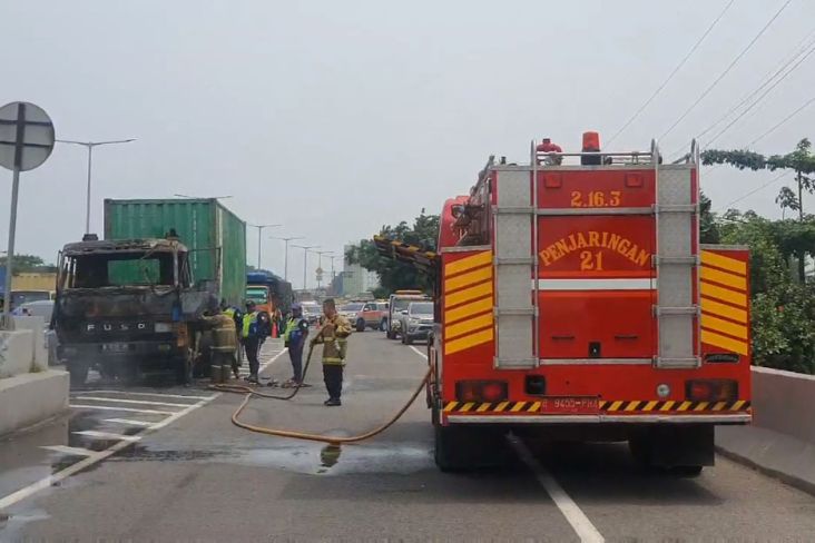Truk Kontainer Terbakar di Pintu Tol Sunda Kelapa Diduga Korsleting Listrik