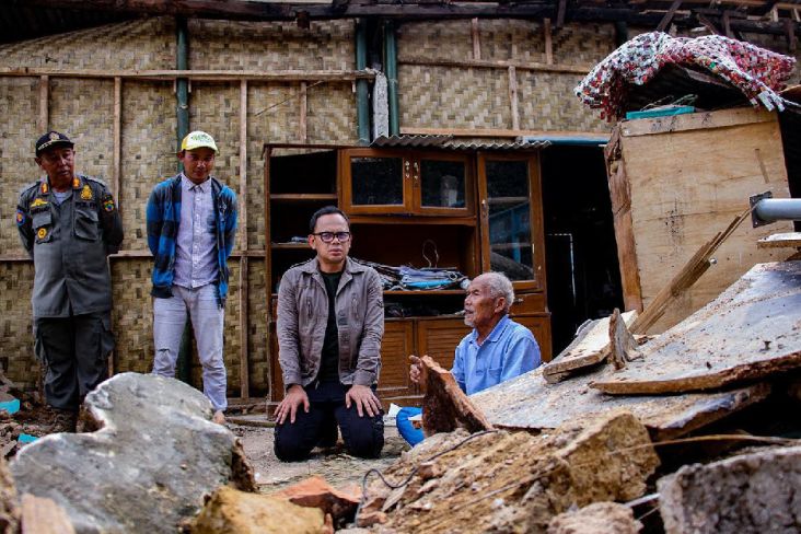 Salurkan Bantuan Rp500 Juta, Bima Arya Ajak Korban Gempa Cianjur Berobat ke Bogor