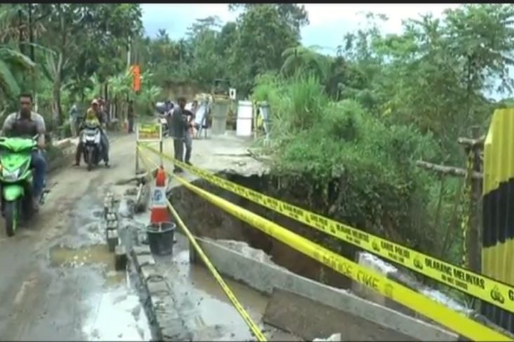 Jalur Sumsel-Lampung Longsor Setinggi 80 Meter, Penangannya Masih Terkatung-katung