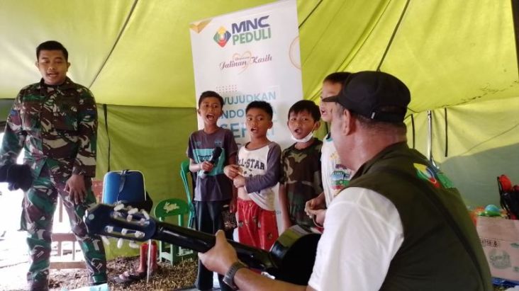 Senyum Bahagia Anak Pengungsi Gempa Ciajur Terima Trauma Healing MNC Peduli