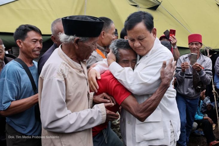 Kembali Jenguk Pengungsi, Prabowo Peluk Hangat Korban Gempa Cianjur
