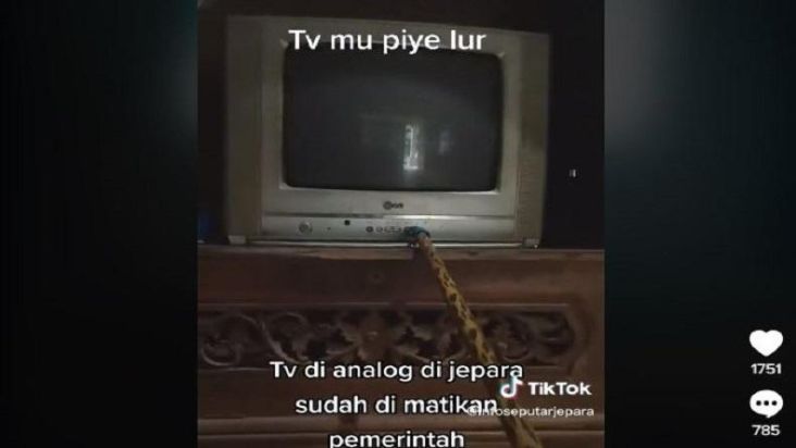 Viral! Siaran Analog Dimatikan, Warga Ketok Televisi Pakai Gagang Sapu