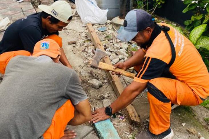 Dilintasi Gerobak, 15 Titik Ruas Jalan Pulau Panggang Rusak Berat