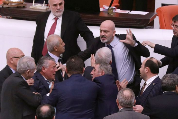 Tawuran Pecah di Parlemen Turki, Seorang Legislator Dirawat di Rumah Sakit
