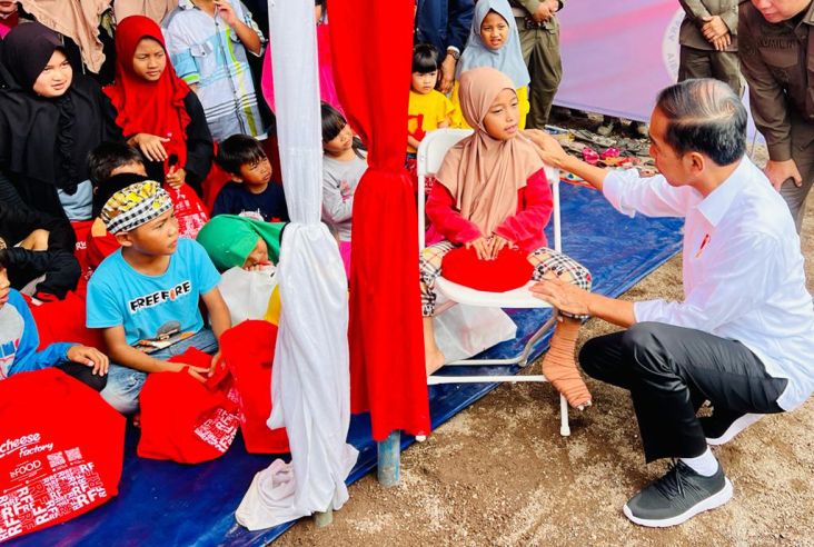Doa Jokowi ketika Temui Bocah Korban Gempa Cianjur yang Tengah Sakit