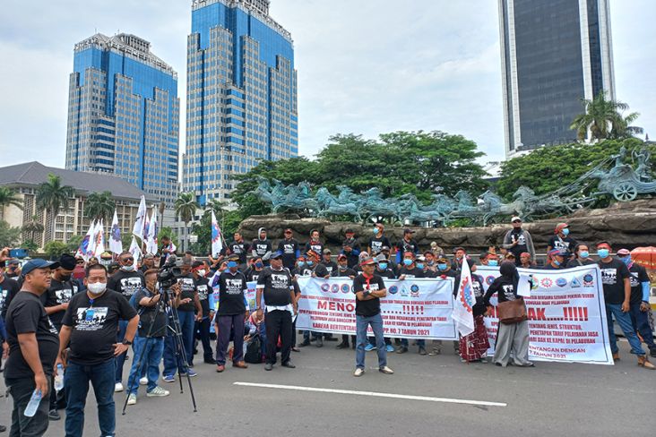 Ada Demo Buruh di Patung Kuda, Polisi Tutup Jalan Merdeka Barat
