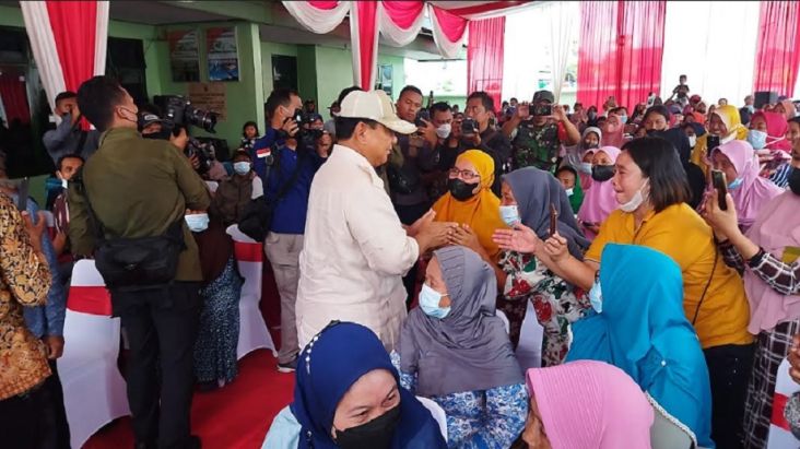 Prabowo Diajak Foto Bareng Emak-emak, Warga Diminta Jaga Kerukunan dan Keamanan