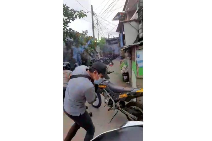 Detik-detik Polisi Diserang saat Gerebek Kampung Bahari