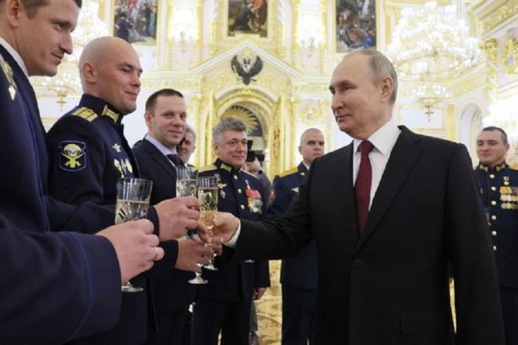 Sambil Tenggak Sampanye, Putin Salahkan Ukraina atas Serangan Militer Rusia