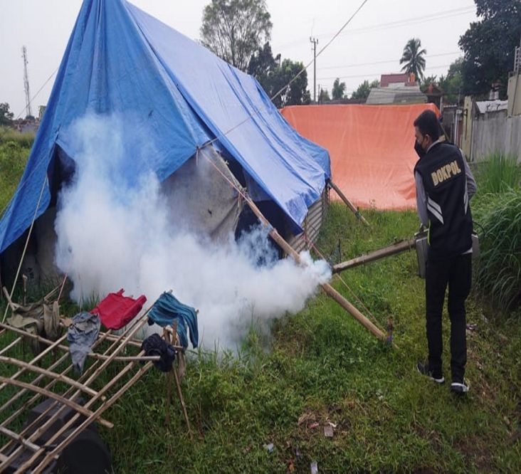 Cegah Serangan Demam Berdarah, Polisi Fogging Tenda Pengungsian Korban Gempa Cianjur