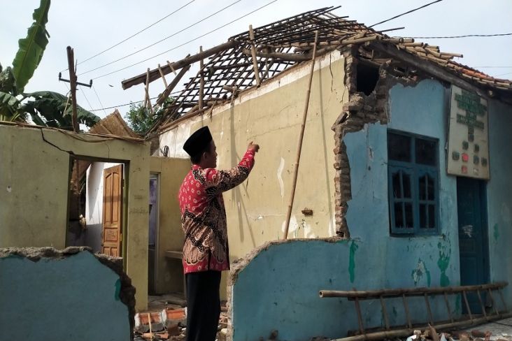 Hujan Deras Disertai Angin Kencang Robohkan Bangunan Madrasah di Indramayu