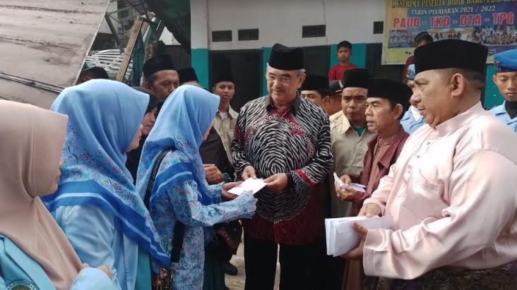 Presiden DMDI Tun Seri Setia HM Ali Rustam Serahkan Bantuan Rp400 Juta untuk Korban Gempa Cianjur