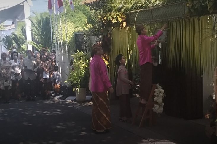 Jelang Prosesi Adat Siraman, Jokowi Pasang Bleketepe di Depan Rumah