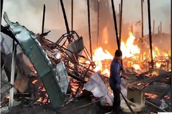 Si Jago Merah Lalap 2 Rumah Panggung di Makassar, Api Diduga Akibat Korsleting Listrik
