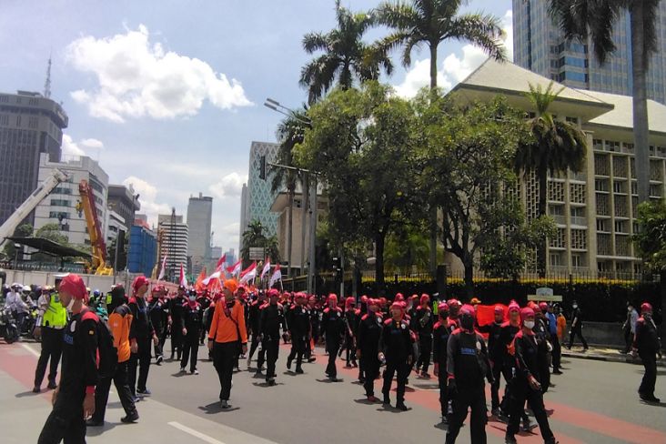 Ribuan Buruh Long March dari Bundaran HI, Jalan MH Thamrin Macet