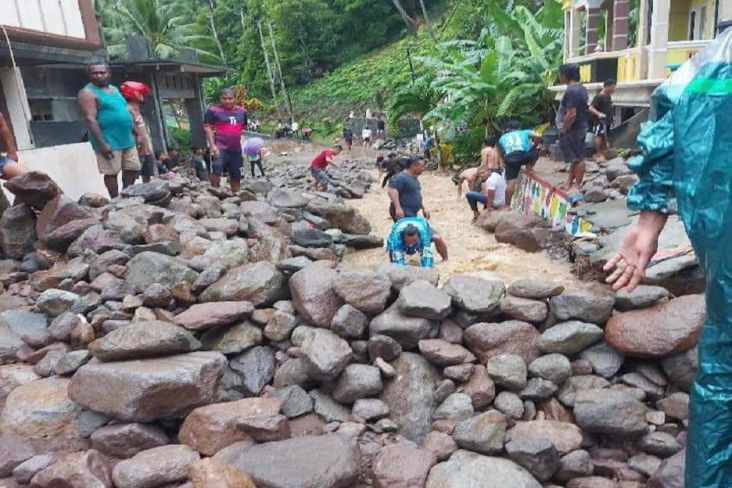 Warga 2 Desa Korban Banjir Bandang Sitaro Diungsikan ke Gereja