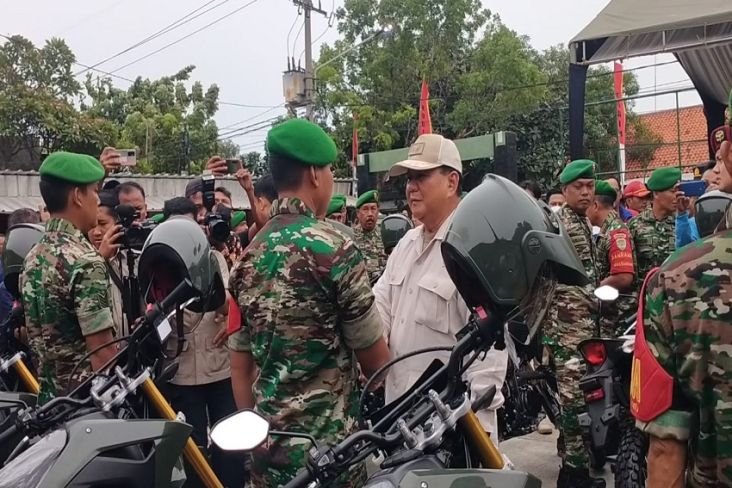 Menhan Prabowo Serahkan 20 Motor ke Babinsa Kodim 0616/Indramayu