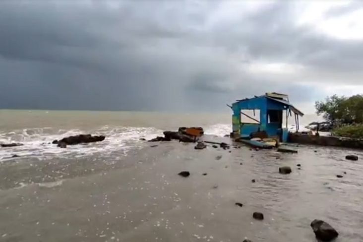 Dihantam Gelombang Laut dan Angin Kencang, Kawasan Wisata di Indramayu Rusak Parah