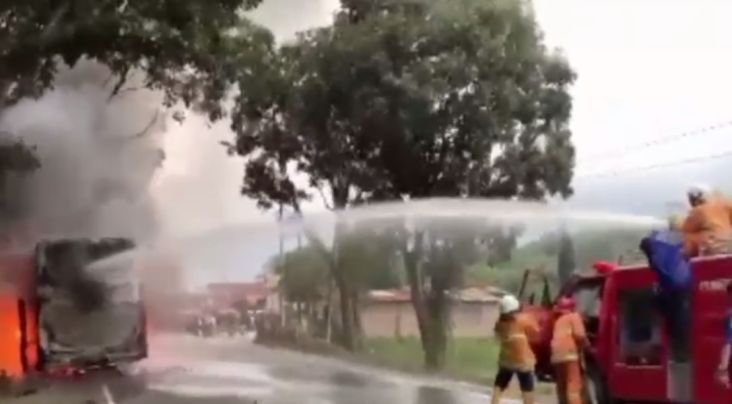 Bus Terbakar di Jalan Raya Tebing Tinggi, Puluhan Penumpang Berhamburan Selamatkan Diri