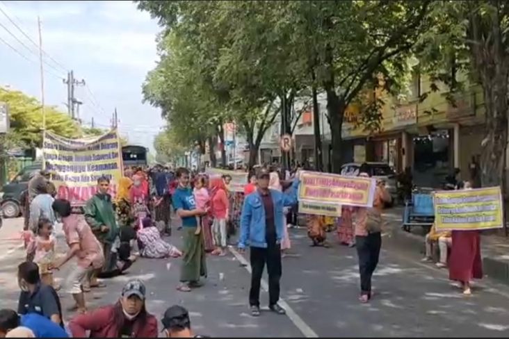 Tolak Relokasi Pasar, Ratusan Pedagang Blokade Jalan Raya Larangan di Sidoarjo