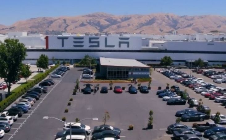 Setengah Populasi Mobil Tesla di Dunia Diproduksi di China