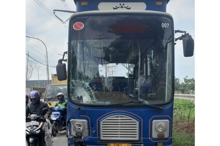 Kurang Konsentrasi, Pemotor Tewas Tertabrak Bus Tayo di Tangerang