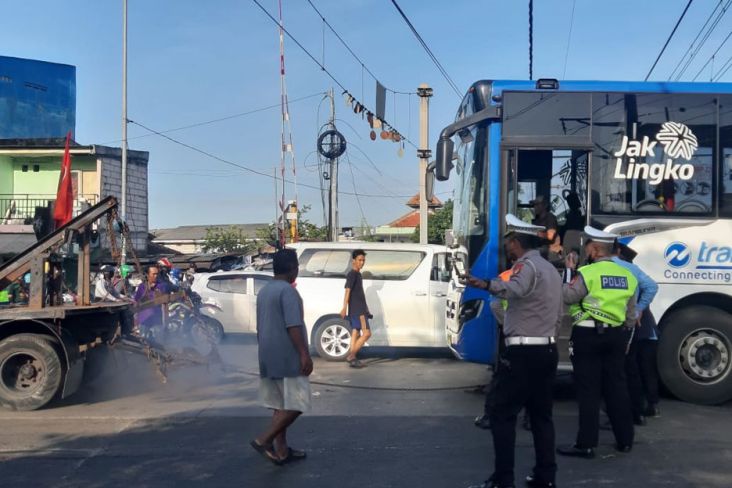 Bus Transjakarta Mogok di Perlintasan KA Green Garden, Sopir dan Penumpang Panik