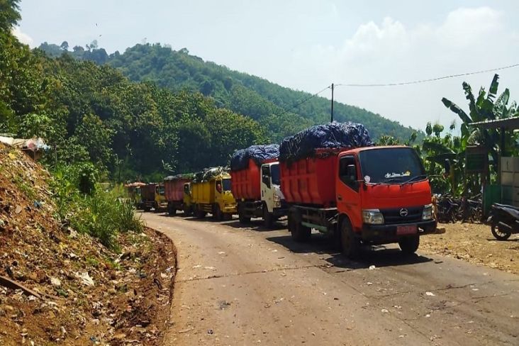 Jalan di Lokasi TPA Sarimukti Ambles, Antrean Truk Sampah Mengular
