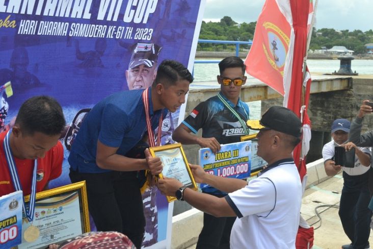 Peringati Hari Dharma Samudera, Laksma TNI Heribertus Buka Kejuaraan Renang Danlantamal VII Cup