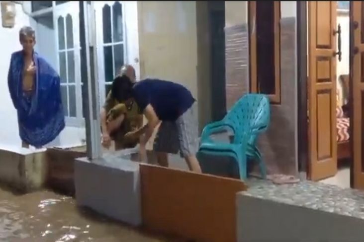 Banjir Rendam 2 Kecamatan, Ratusan Warga Majalengka Terpaksa Mengungsi