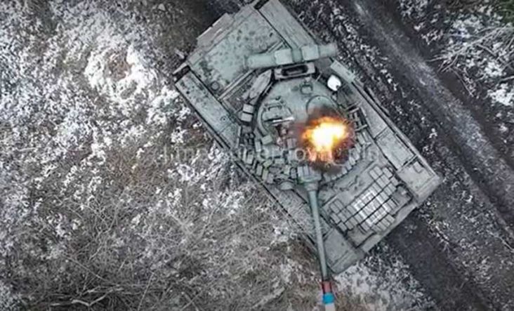 Bener-Bener Gokil, Tank T-80 Rusia Enggak Mempan Dibom Drone Ukraina