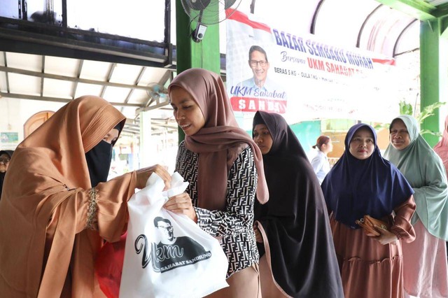 Emak-emak Serbu Bazar Sembako Murah UKM Sahabat SandiUno di Bogor
