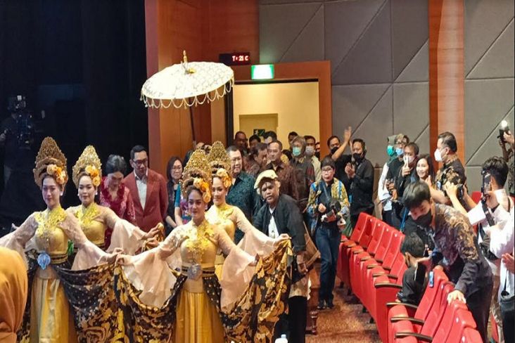 Hadiri Wisuda Pertama MNC University, Ridwan Kamil Disambut Lengser dan Rampak Kendang